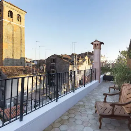 بالاتزو فينآرت لاكجري 5* البندقية